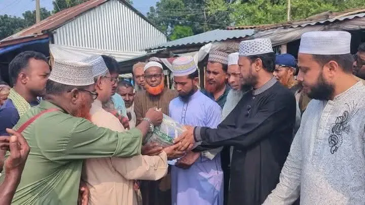 বন্যার্তদের মাঝে খাদ্য সামগ্রী বিতরণ করলেন আমীর হামজা
