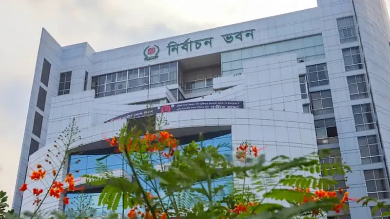 ইসির নতুন প্রজ্ঞাপন, ভোটকেন্দ্রে মোবাইল ফোন নিতে পারবেন যারা