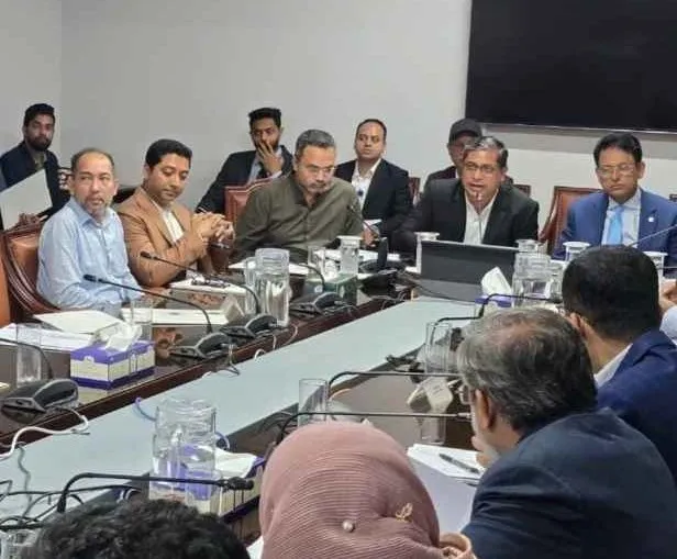 বই ও খাবারের পর এবার পোশাক ও ব্যাগ দিচ্ছে সরকার