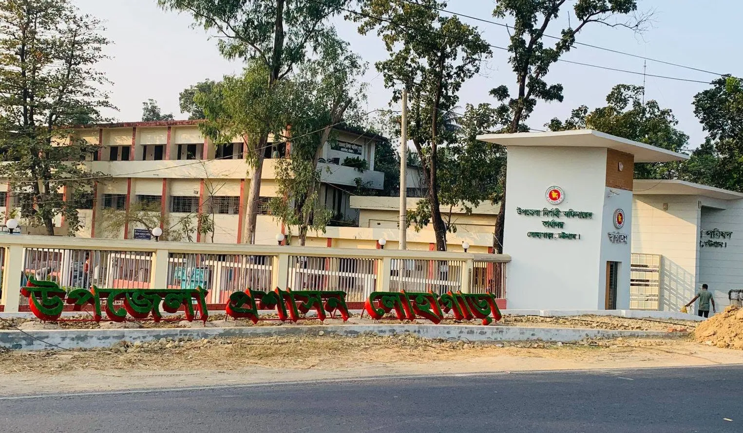 ‘তদবির ছাড়া ফাইল এগোয় না’ সংবাদের তীব্র প্রতিবাদ লোহাগাড়া উপজেলা ভূমি অফিসের’