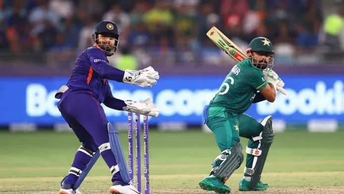 হাইভোল্টেজ ম্যাচে পাকিস্তানের বিপক্ষে টস জিতে ফিল্ডিংয়ে ভারত