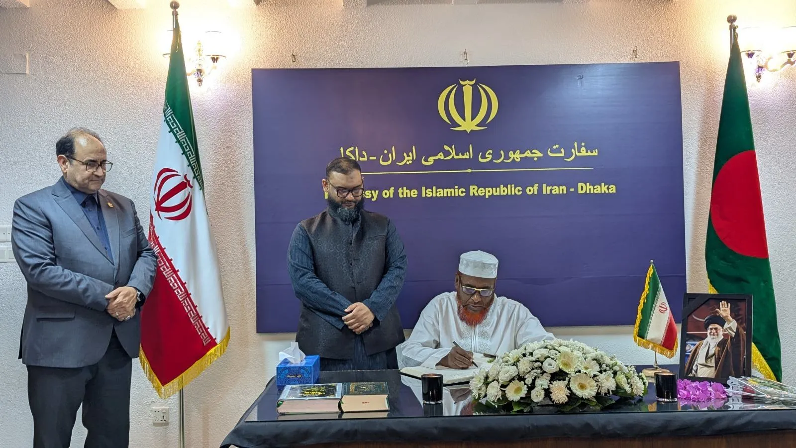 খামেনীর প্রতি সম্মান জানিয়ে ইরান এ্যাম্বাসিতে শোক বইতে স্বাক্ষর করলেন গোলাম পরওয়ার
