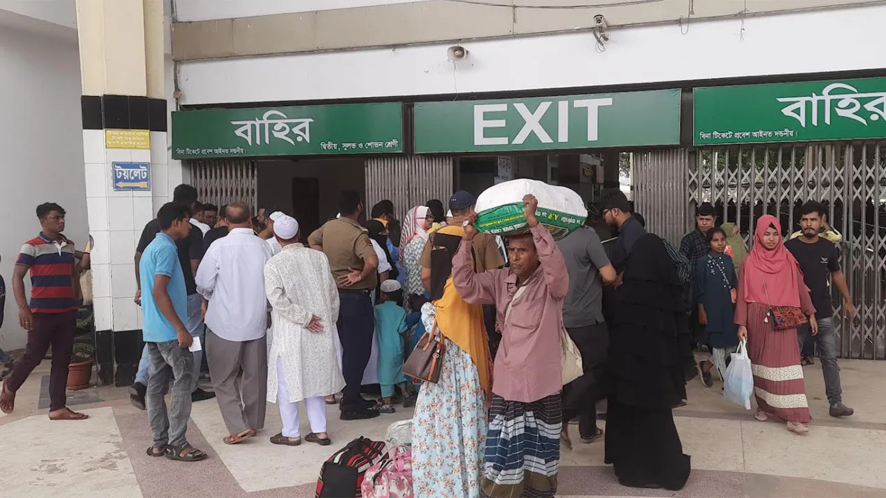 ঈদ শেষে ঢাকা ফিরছেন কর্মজীবী মানুষ, ছাড়ছেনও অনেকে