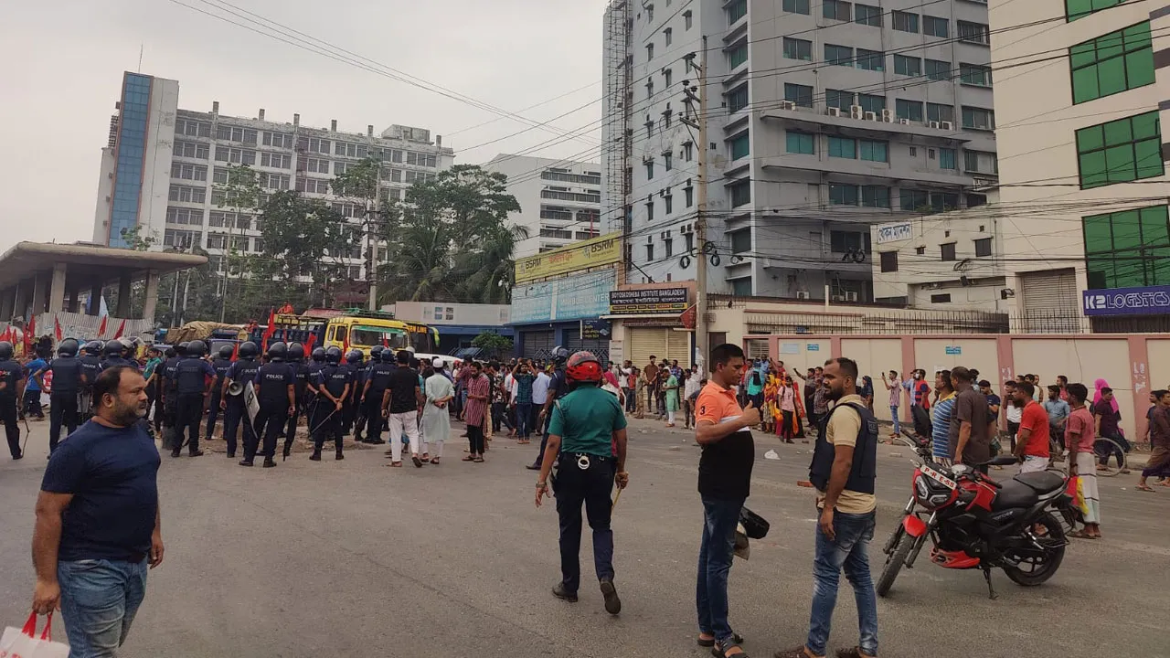 গাজীপুরে বকেয়া বেতনের দাবিতে মহাসড়ক অবরোধ