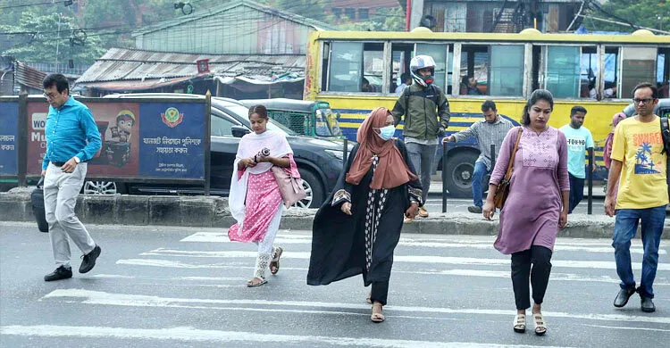 সড়কে যানবাহনের চাপ কম, স্বস্তিতে ফিরছে মানুষ