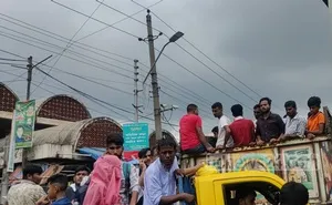 টিকেট নেই, গরুর ট্রাকই শেষ ভরসা