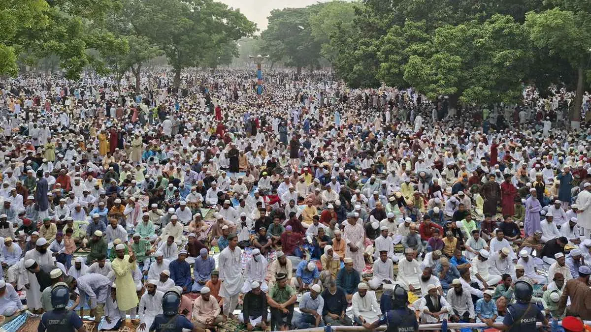 শোলাকিয়ায় লাখো মুসল্লির ঈদ জামাত, বিশ্বশান্তি ও সমৃদ্ধির জন্য দোয়া