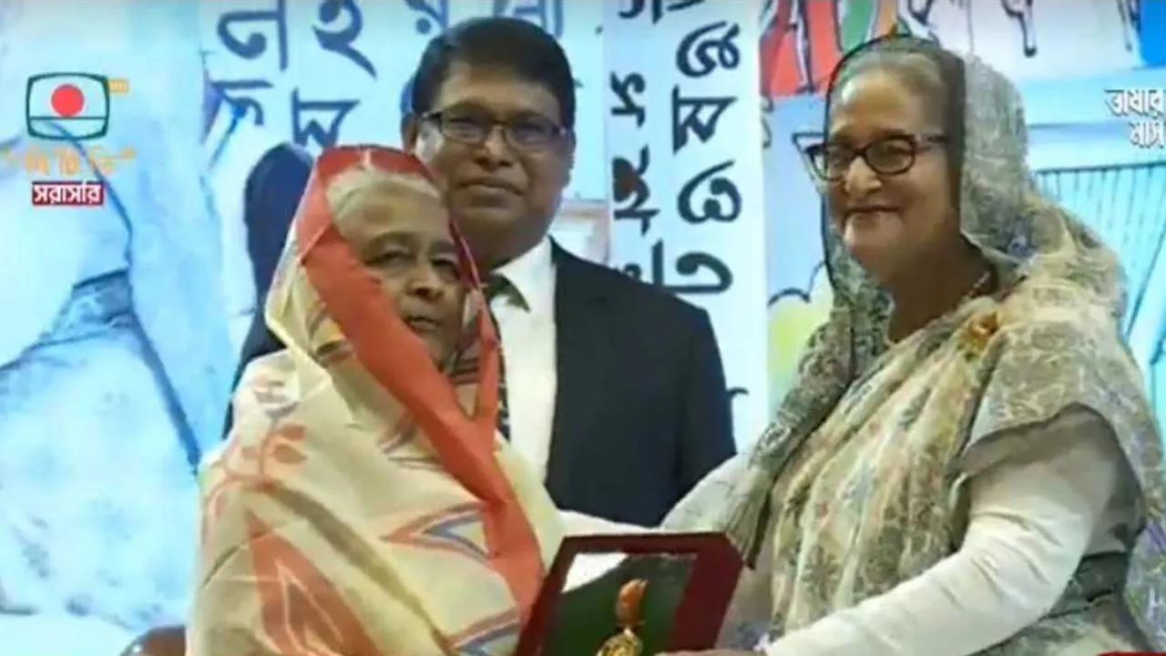 ২১ গুণীজনকে একুশে পদক দিলেন প্রধানমন্ত্রী