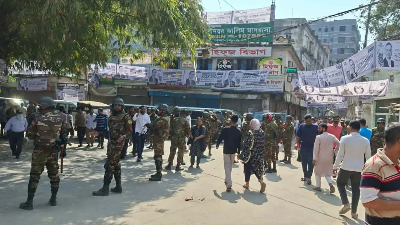 ঢাকা-১৭ আসনে এক কেন্দ্রে উত্তেজনা, নিয়ন্ত্রণে সেনাবাহিনী
