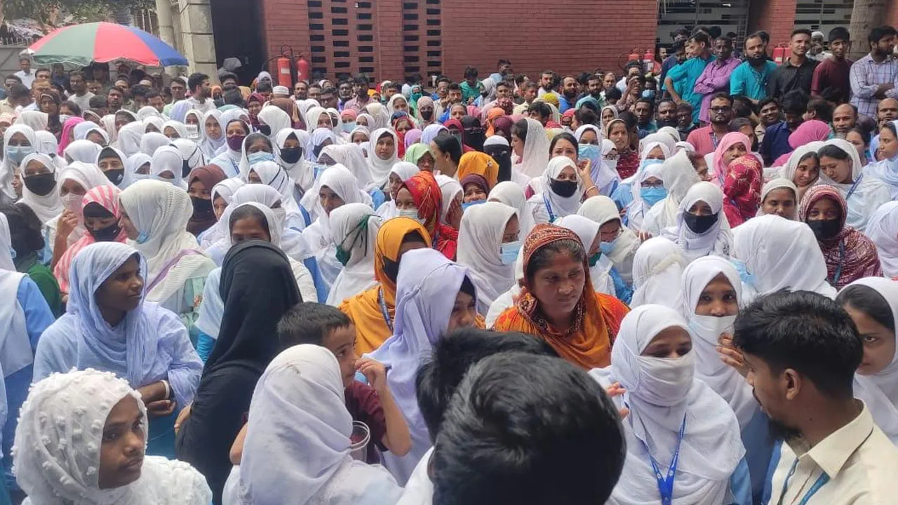 দাবি আদায়ে কর্মবিরতি, এনাম মেডিকেলে বিক্ষোভ