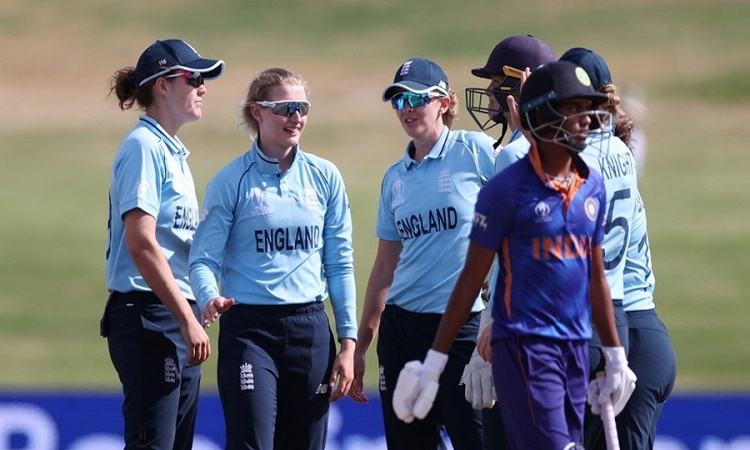 Cricket World Cup: England beat India to keep hopes alive