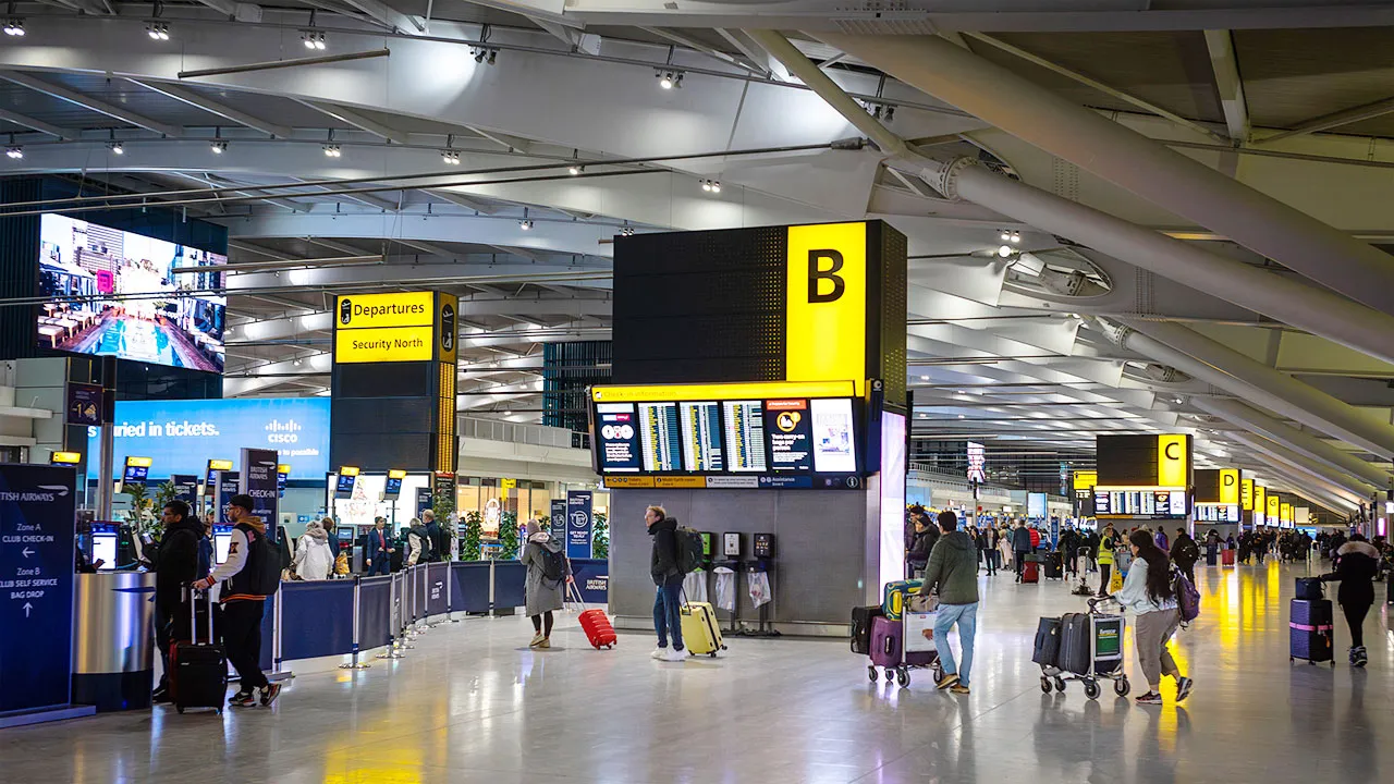 ইউরোপজুড়ে ফ্লাইট বাতিল