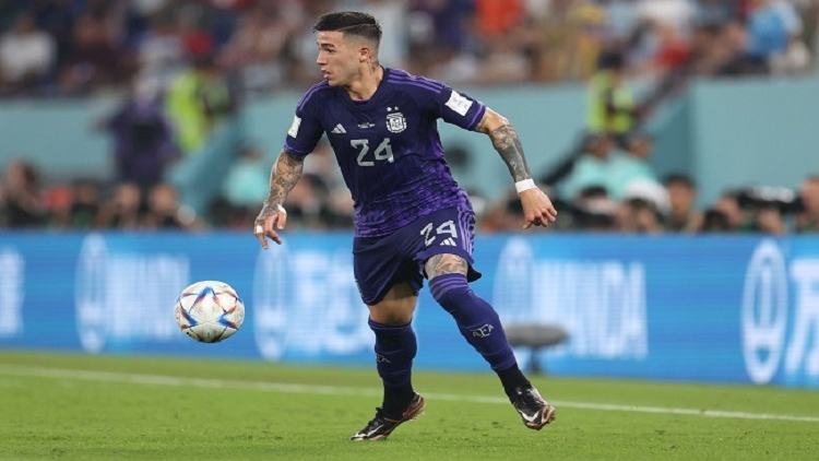 Chelsea pay record fee for Fernandez