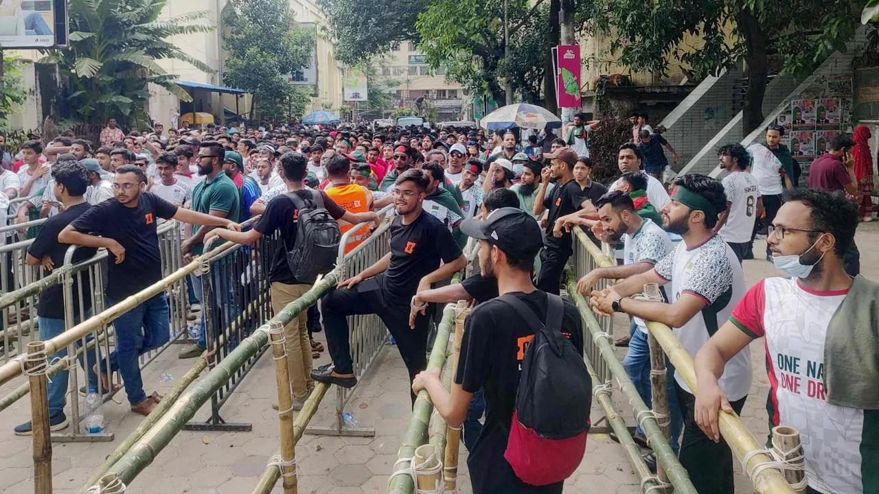 সন্ধ্যায় খেলা, দুপুরেই ফুটবল সমর্থকদের জনস্রোত