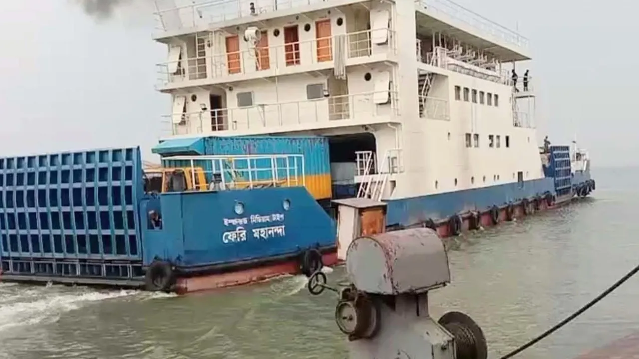১০ ঘণ্টা পর শরীয়তপুর-চাঁদপুর নৌরুটে ফেরি চলাচল স্বাভাবিক