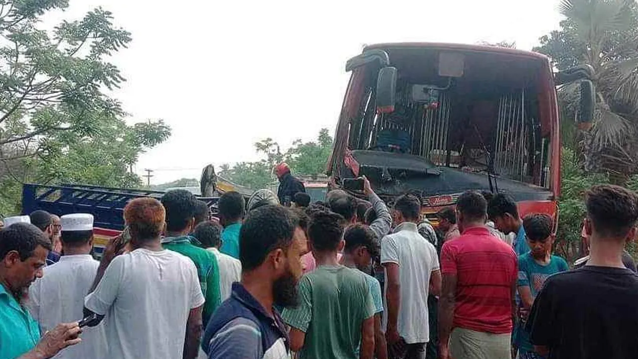 ফরিদপুরে বাস-পিকআপ সংঘর্ষে নিহত ১৩