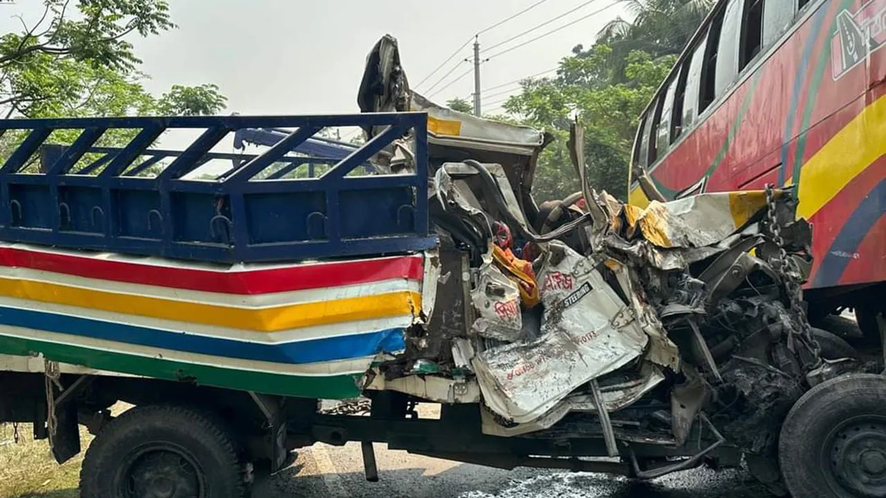 এক মাসে সড়কে নিহত ৫৬৫, বেশি মোটরসাইকেল দুর্ঘটনায়
