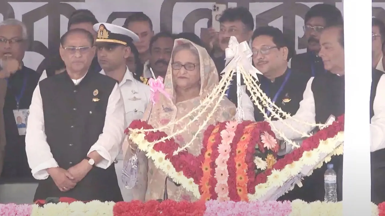ফরিদপুরে জনসভা মঞ্চে প্রধানমন্ত্রী