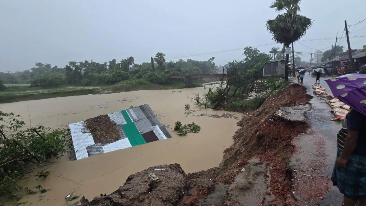 ফেনীতে রেকর্ড বৃষ্টি, ধসে পড়েছে দোকান