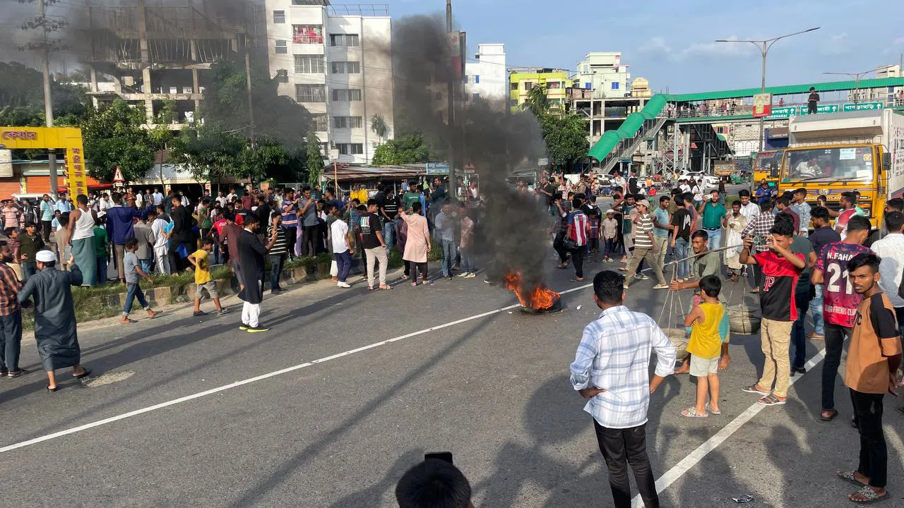 এনসিপির গাড়িবহরে হামলার প্রতিবাদে মহাসড়কে ছাত্র-জনতার বিক্ষোভ