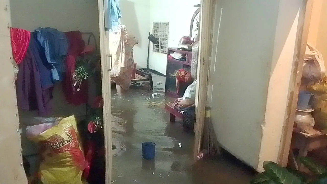 বন্যা নিয়ন্ত্রণ বাঁধে ভাঙন,লোকালয়ে পানি