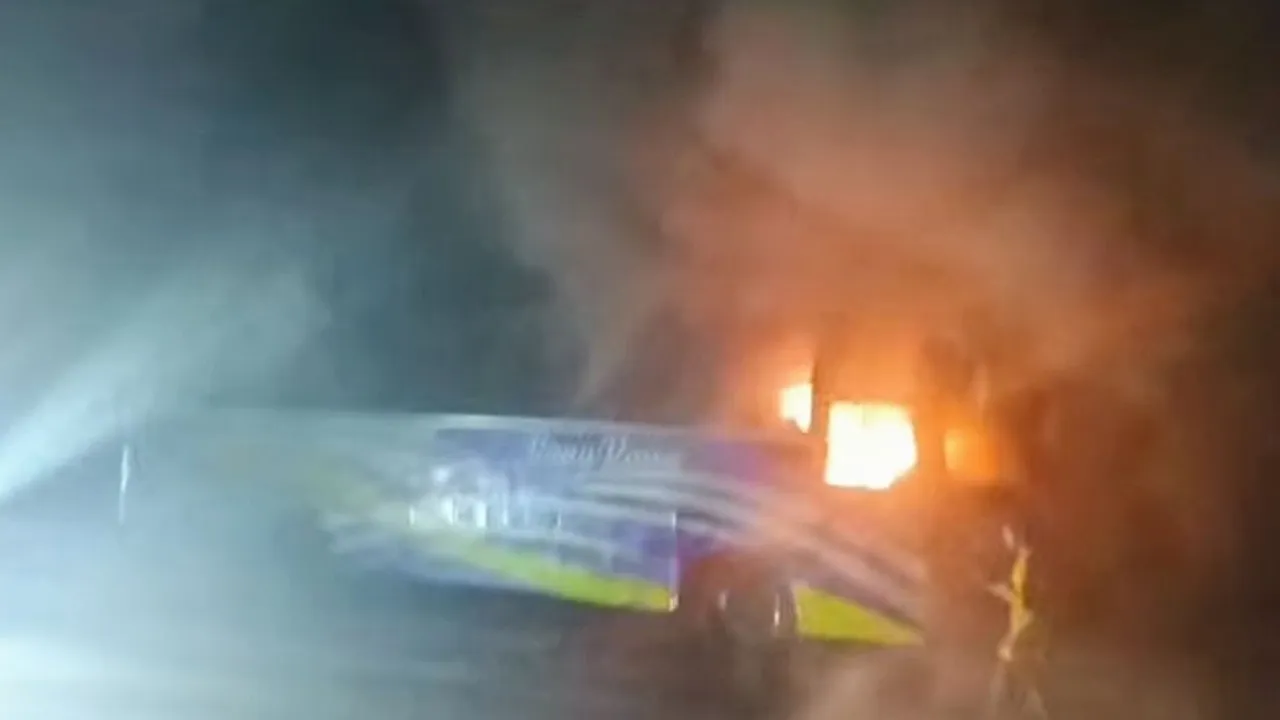 ঢাকা-চট্টগ্রাম মহাসড়কে দাঁড়িয়ে থাকা বাসে আগুন