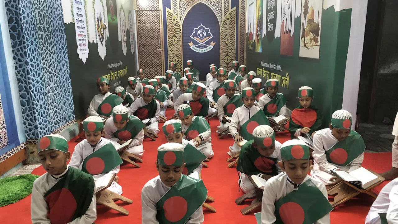 জাতীয় পতাকা বুকে নিয়ে কোরআন খতম করে বিজয় দিবস উদযাপন
