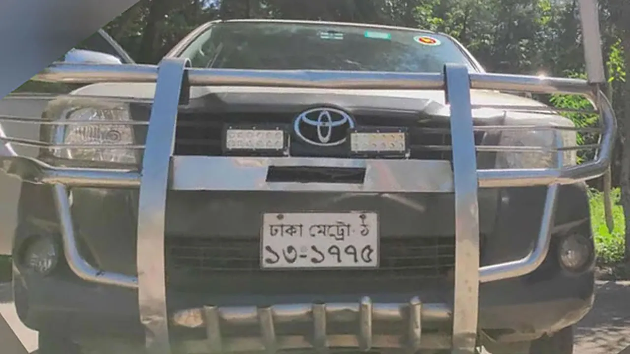 নিয়োগ পরীক্ষায় অংশ নিতে সরকারি গাড়িতে গেলেন উপদেষ্টার এপিএস