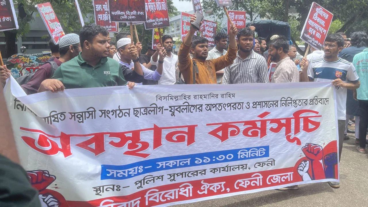 এসপি অফিসের সামনে জুলাইযোদ্ধা ও শহীদ পরিবারের অবস্থান