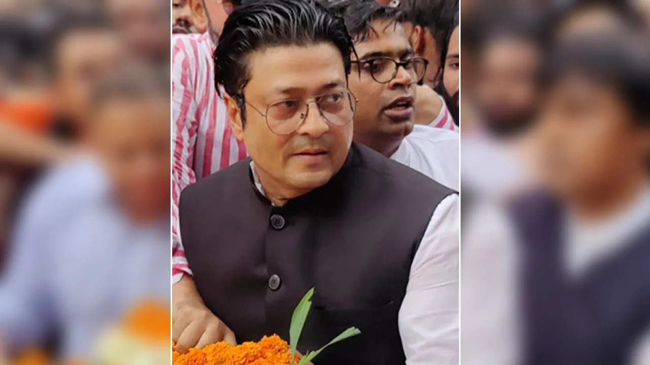শপথ নিতে গিয়ে ফেরদৌস বললেন, জনগণের আস্থার প্রতিদান দেব