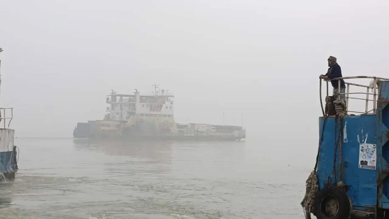 ঘন কুয়াশায় দৌলতদিয়া-পাটুরিয়ায় ফেরি চলাচল বন্ধ