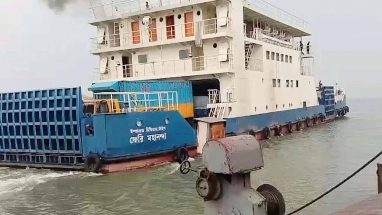 সাড়ে ৮ ঘণ্টা পর শরীয়তপুর-চাঁদপুর নৌরুটে ফেরি চলাচল স্বাভাবিক