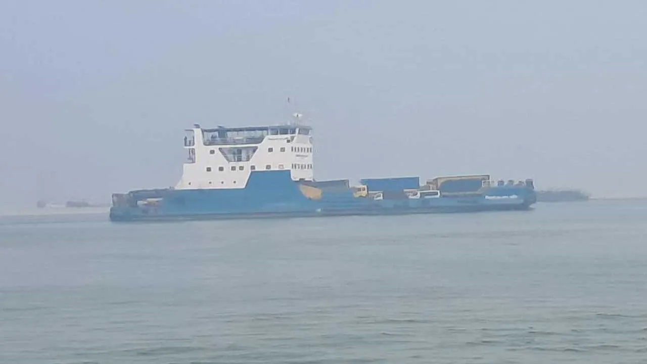 দৌলতদিয়া-পাটুরিয়া নৌরুটে ফেরি চলাচল স্বাভাবিক