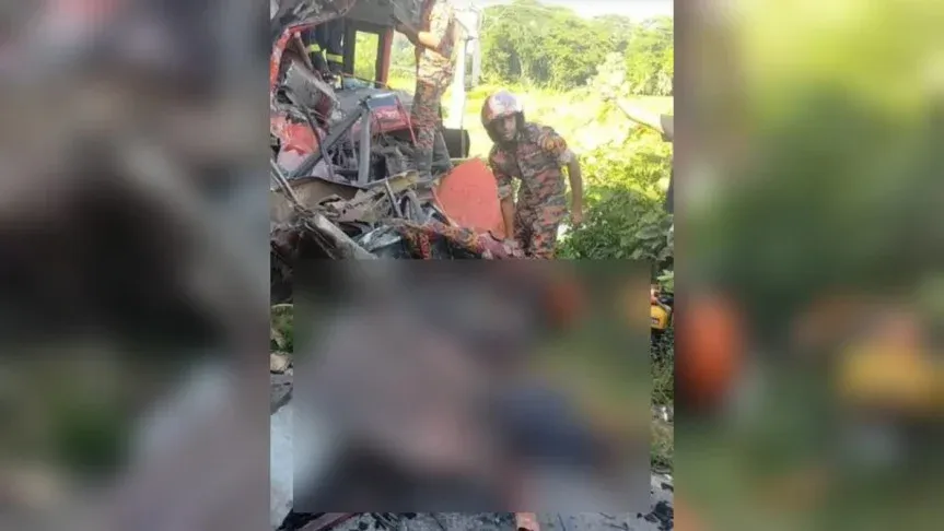 ফরিদপুরে দুই বাসের মুখোমুখি সংঘর্ষে নিহত ৩