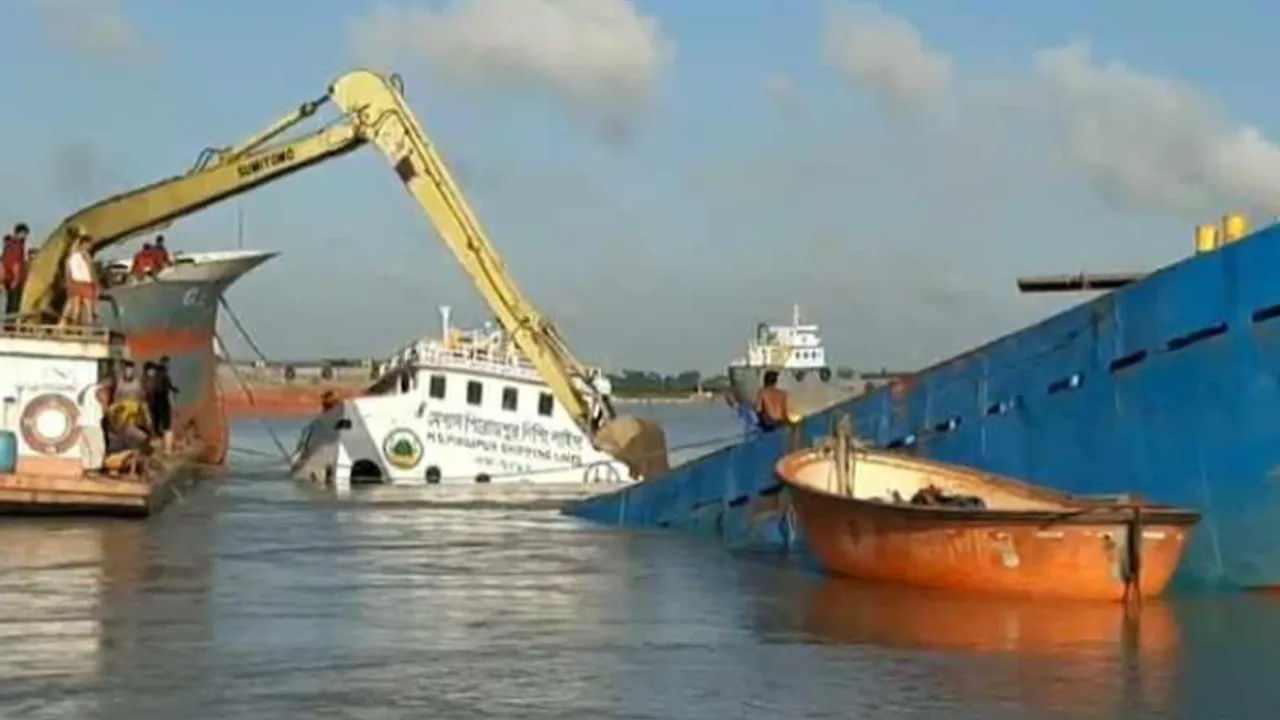 পশুর নদে ডুবে যাওয়া কয়লাবোঝাই লাইটার উদ্ধার শুরু