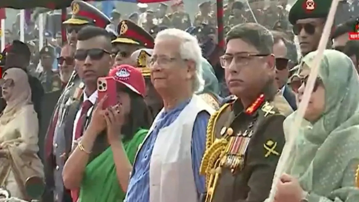 বিজয় দিবসে সশস্ত্র বাহিনীর অনুষ্ঠানে প্রধান উপদেষ্টা