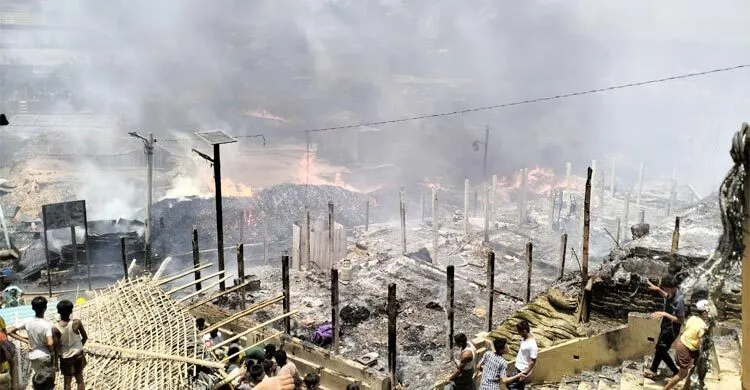 পুড়লো ৫ শতাধিক স্থাপনা, হাজারো রোহিঙ্গা আশ্রয়হীন