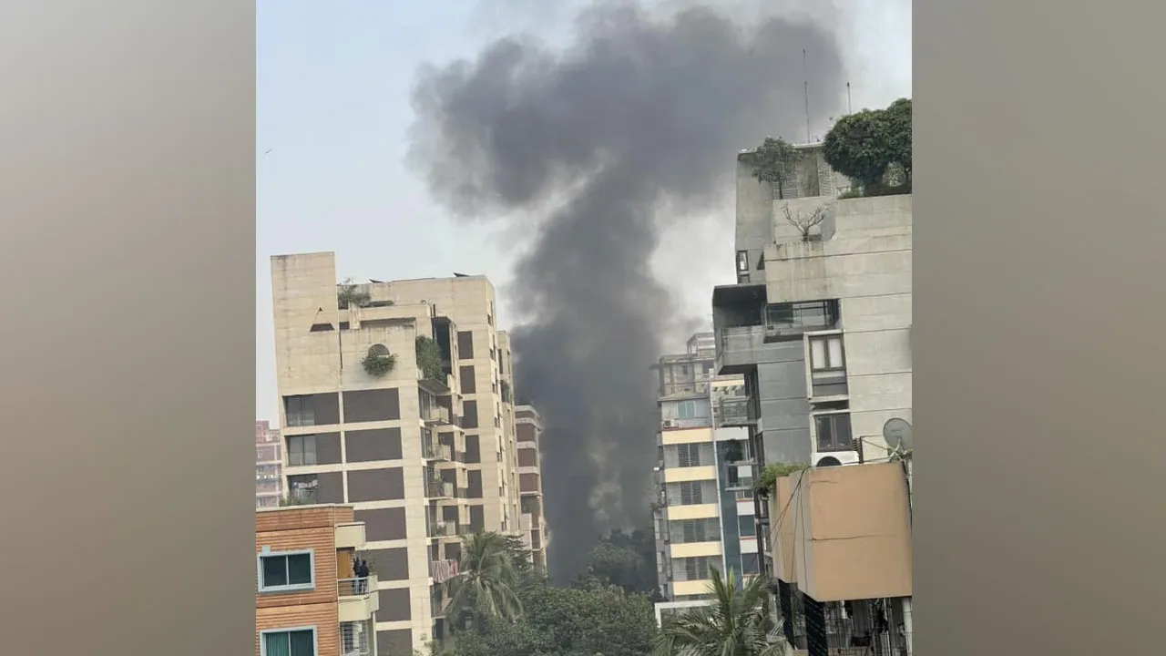 গুলশানে বৈদ্যুতিক ট্রান্সফরমারে আগুন