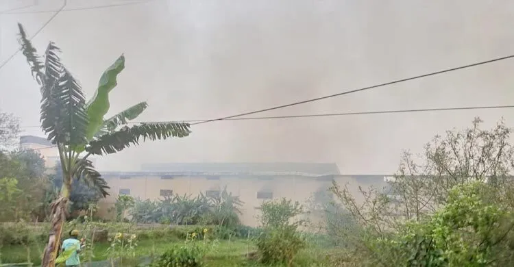 শত কোটি টাকা ক্ষতির দাবি : ৩ ঘণ্টায়ও নিয়ন্ত্রণে আসেনি খুলনার জুটমিলের আগুন