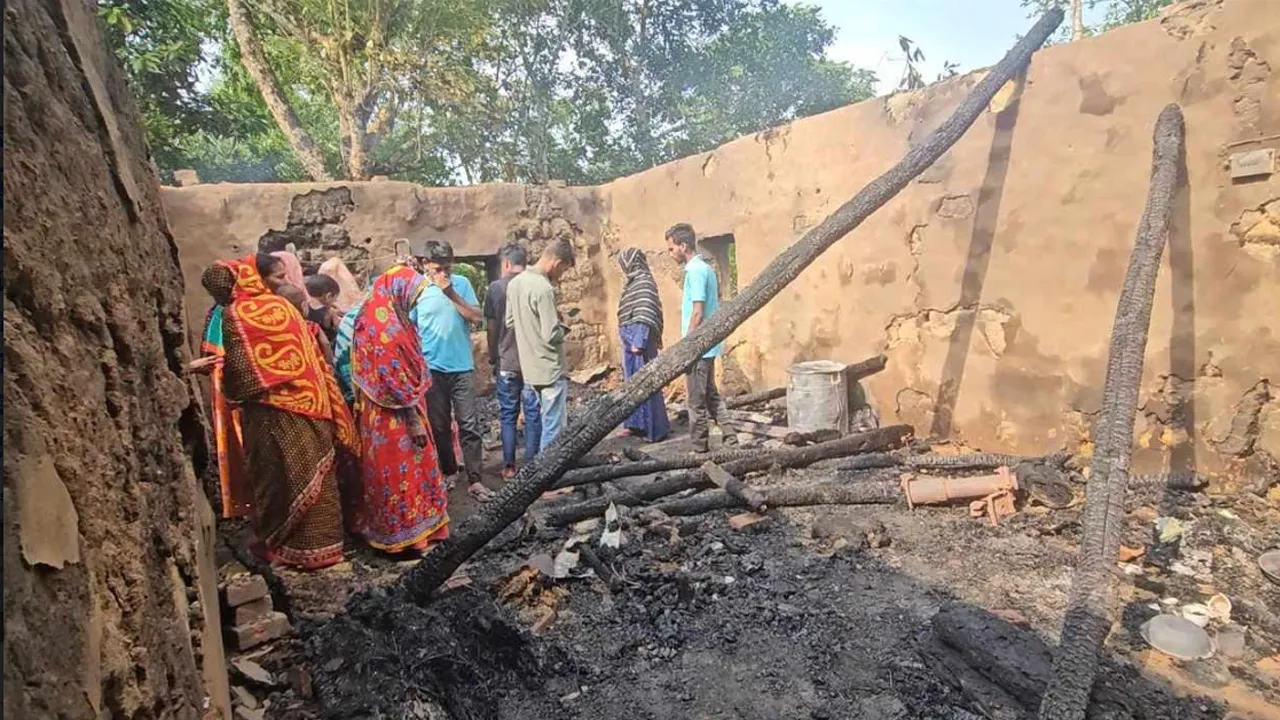 খাগড়াছড়িতে বজ্রপাতে বসতঘরে আগুন লেগে মা-ছেলের মৃত্যু