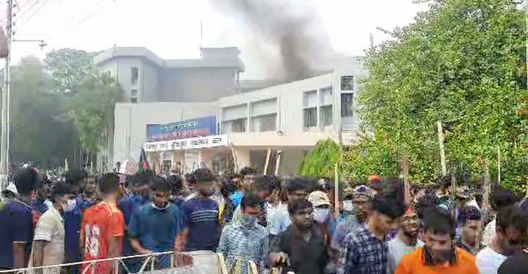 রাবির বঙ্গবন্ধু হলে আগুন, ভেতরে আটকা শিক্ষার্থীরা