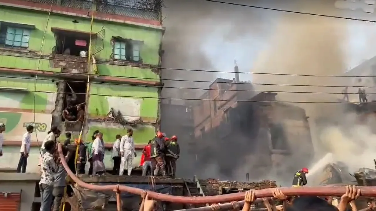 সোয়া এক ঘণ্টা পর ইসলামবাগের আগুন নিয়ন্ত্রণে