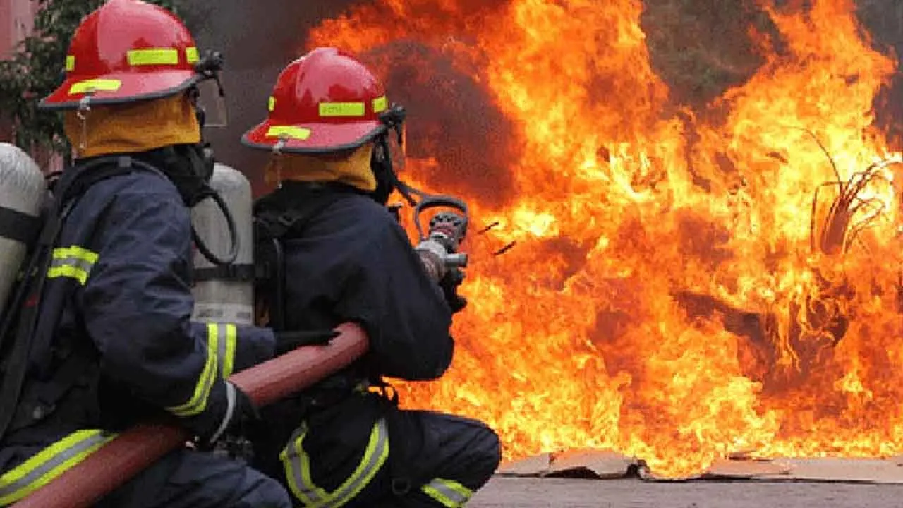 সদরঘাটে আগুন. নিয়ন্ত্রণে ৫ ইউনিট কাজ করছে