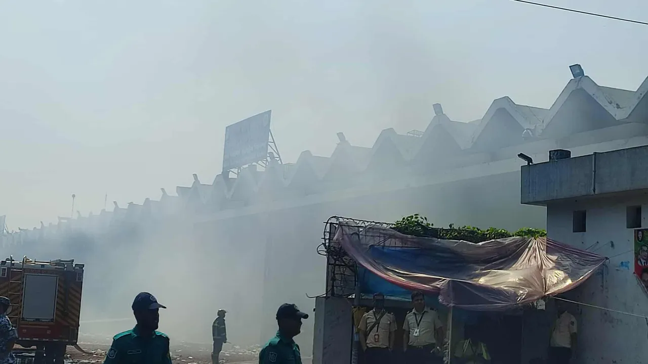 ২১ ঘণ্টা পরও ধ্বংসস্তূপ থেকে উড়ছে ধোঁয়া
