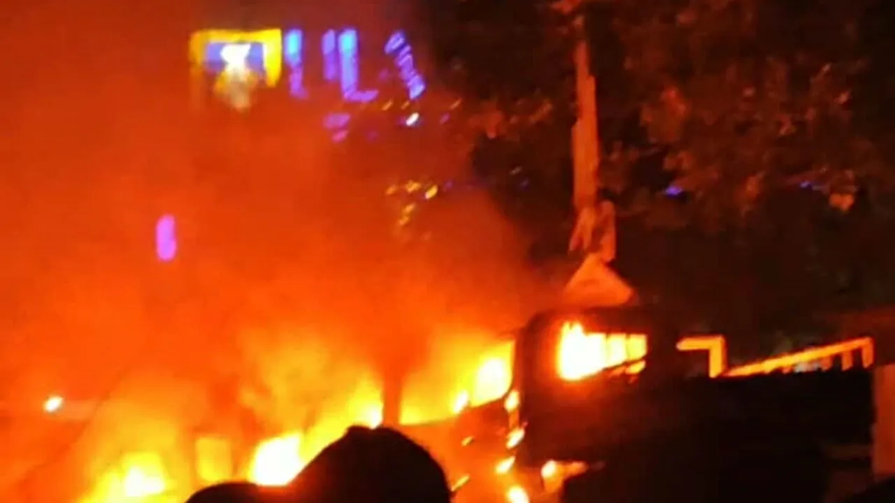 মোহাম্মদপুরে বেড়িবাঁধ এলাকায় গ্যারেজে আগুন