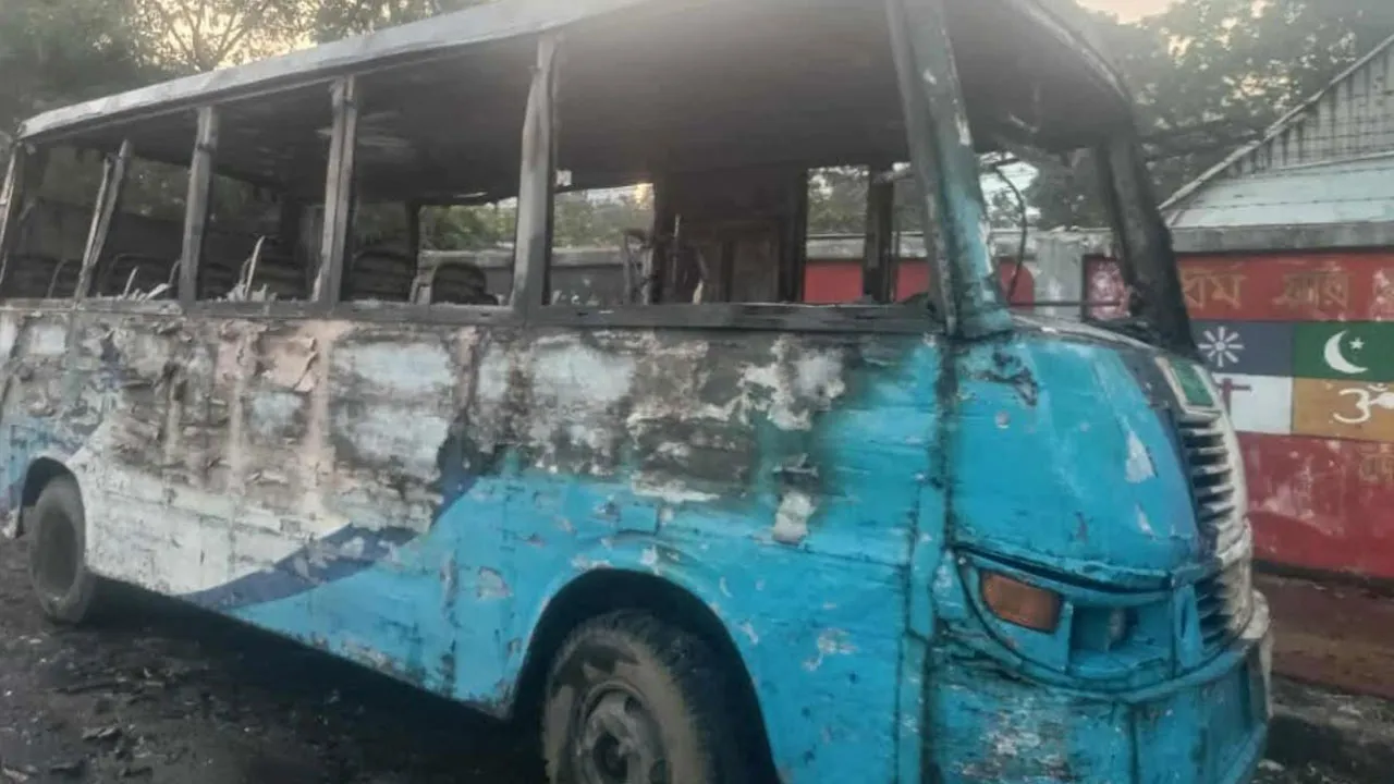 ঢাকা-চট্টগ্রাম মহাসড়কে দাঁড়িয়ে থাকা মিনিবাসে আগুন