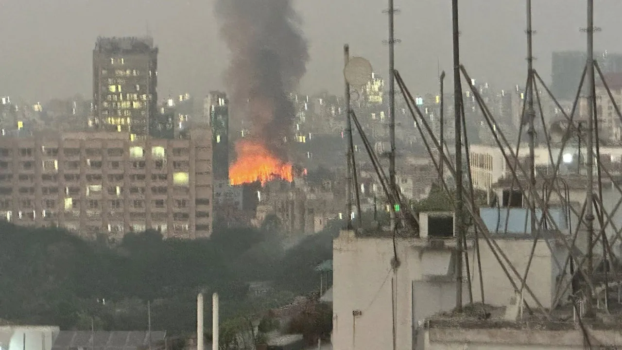 কড়াইল বস্তিতে আগুন, ঘটনাস্থলের পথে ফায়ারের ১১ ইউনিট