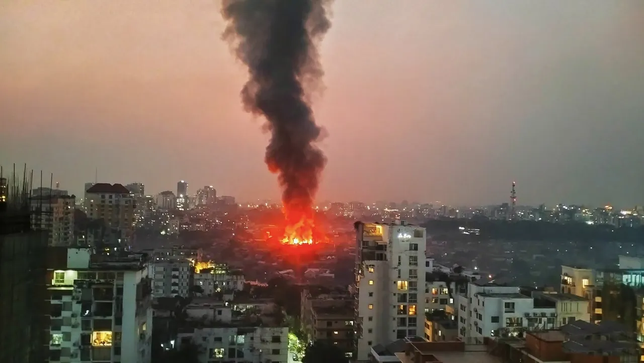 যানজটে আসতে দেরি ফায়ার সার্ভিস, কাজ করছে ১৬ ইউনিট