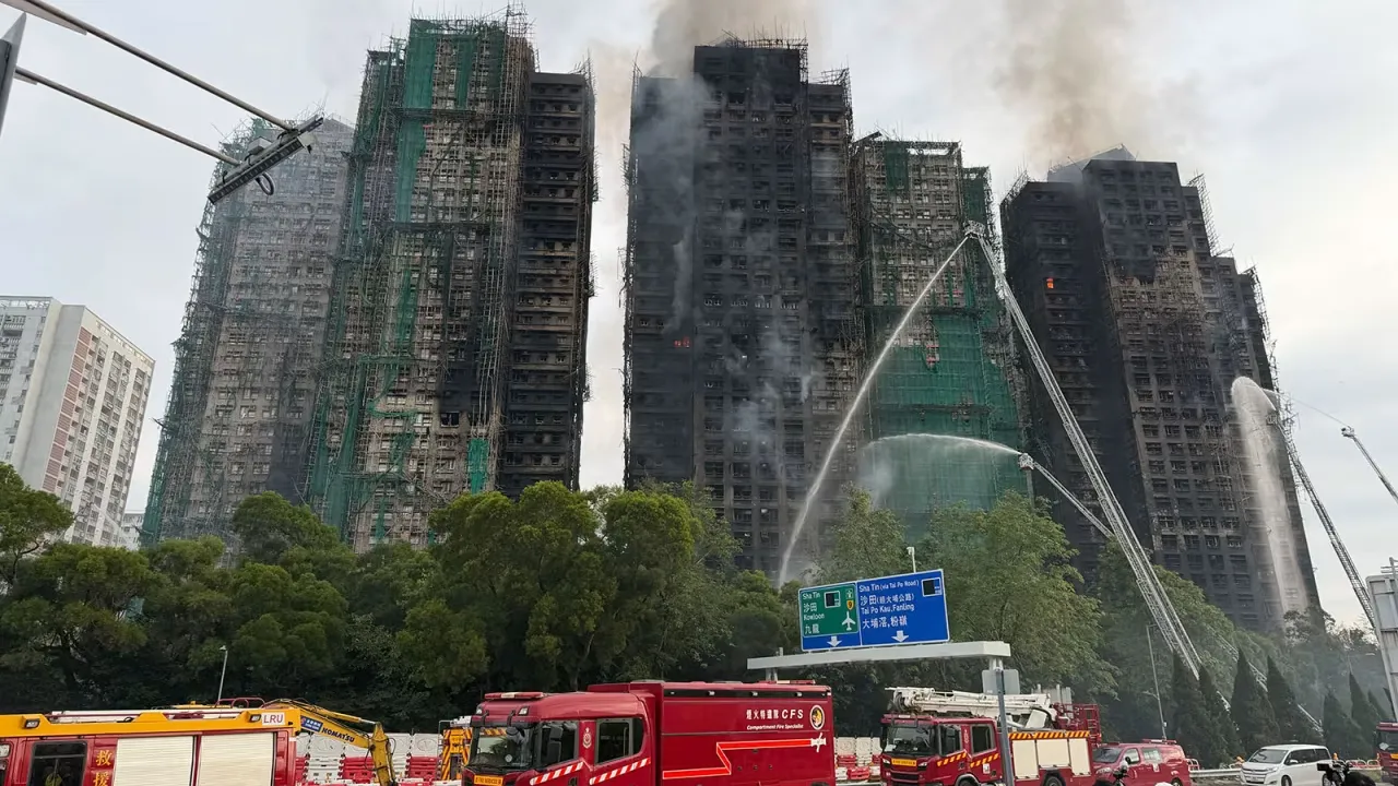 হংকংয়ে বহুতল ভবনে আগুন, নিহত বেড়ে ৪৪