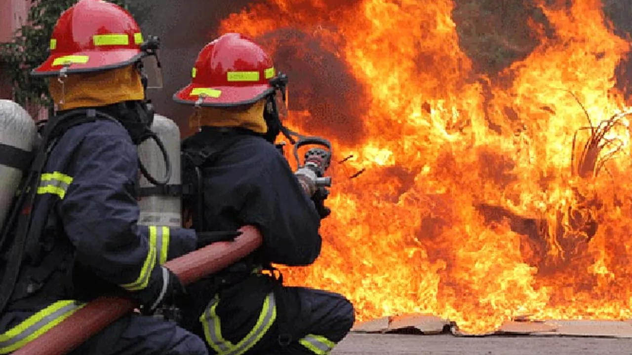 বনানীতে বহুতল ভবনে আগুন, নিয়ন্ত্রণে ৪ ইউনিট